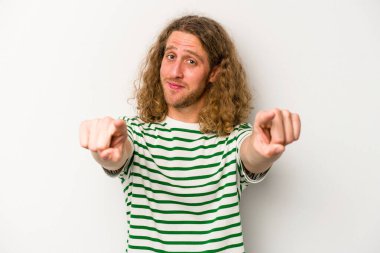 Beyaz arka planda soyutlanmış beyaz tenli genç adam öne bakan neşeli gülümsemeler..