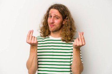 Beyaz arka planda izole genç beyaz adam onun hiç parası olmadığını gösteriyor.