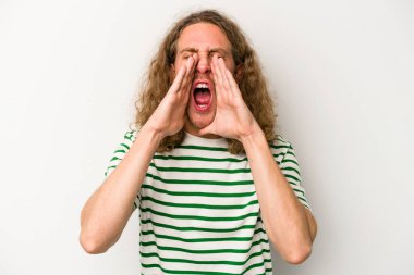 Beyaz arka planda izole edilmiş beyaz bir adam heyecanlı bir şekilde bağırıyor..