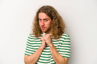 Beyaz arka planda izole edilmiş genç beyaz adam korkmuş ve korkmuş..