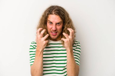 Beyaz arka planda izole edilmiş genç beyaz adam gergin elleriyle çığlık atıyor..