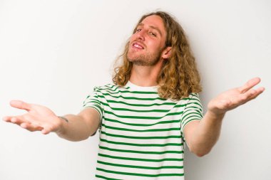 Beyaz arka planda izole edilmiş beyaz bir genç hoş bir ifade sergiliyor..