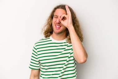 Beyaz arka planda izole genç beyaz adam heyecanlı tamam göz jesti tutmak.