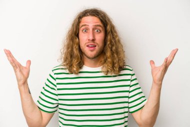 Beyaz arka planda izole edilmiş genç beyaz adam gökyüzüne haykırıyor, yukarı bakıyor, hayal kırıklığına uğramış..