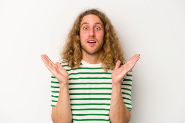 Beyaz arka planda izole edilmiş genç beyaz adam şaşırdı ve şok oldu..