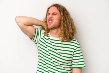 Beyaz arka planda izole edilmiş genç beyaz bir adam sabit yaşam tarzından dolayı boyun ağrısı çekiyor..