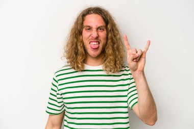 Beyaz arka planda izole edilmiş genç beyaz bir adam boynuzlarını devrim konsepti olarak gösteriyor..