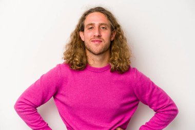 Beyaz arka planda izole edilmiş beyaz bir adam. Kendine güveniyor. Kalçaları tutuyor..