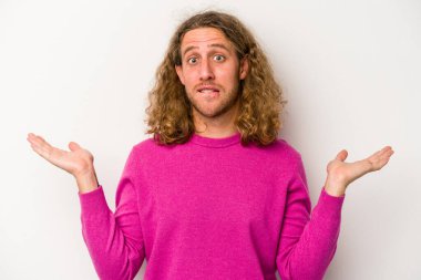 Beyaz arka planda izole edilmiş genç beyaz bir adam. Kafası karışmış ve omuz silkiyor. Kopya alanını tutmak için..