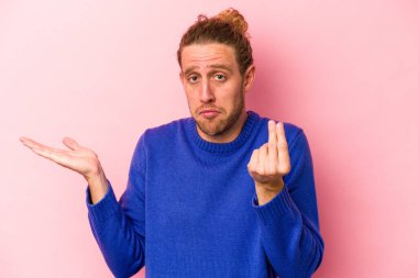 Pembe arka planda izole edilmiş genç beyaz adam, kadının hiç parası olmadığını gösteriyor..