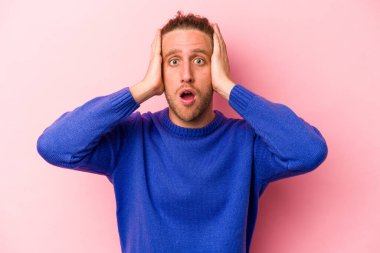 Pembe arka planda izole edilmiş genç beyaz adam şok geçiriyordu, önemli bir buluşmayı hatırladı..