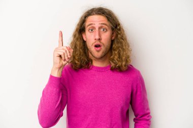 Beyaz arka planda izole genç beyaz adam bir fikri, ilham konsepti var.