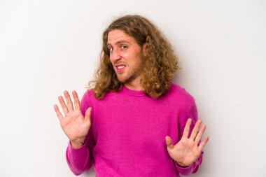 Beyaz arka planda izole edilmiş genç beyaz bir adam tiksinti belirtisi gösteren birini reddediyor..