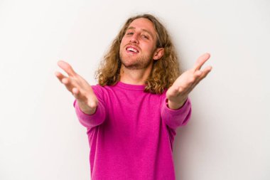 Beyaz arka planda izole edilmiş genç beyaz adam kameraya sarıldığı için kendinden emin hissediyor..