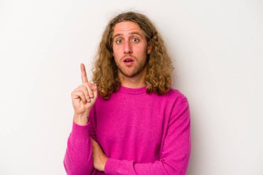 Beyaz arka planda izole edilmiş beyaz bir genç adam, yaratıcılık kavramı, harika bir fikre sahip..