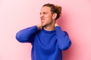 Genç, beyaz bir adam pembe arka planda izole edilmiş. Durağan yaşam tarzından dolayı boyun ağrısı çekiyor..