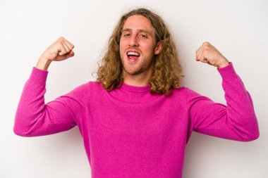 Beyaz arka planda izole edilmiş genç beyaz bir adam güçlü bir hareket gösteriyor, kollarıyla, kadınsı gücün sembolü.