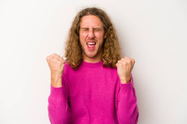 Beyaz arka planda izole edilmiş genç beyaz adam tasasız ve heyecanlı bir şekilde tezahürat yapıyor. Zafer konsepti.