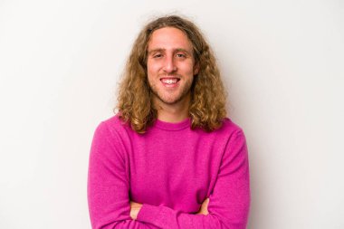 Beyaz arka planda izole genç beyaz adam gülüyor ve eğleniyor..