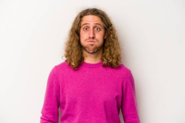 Beyaz arka planda izole olmuş beyaz tenli genç adamın yanakları şişer, yorgun bir ifadesi vardır. Yüz ifadesi kavramı.