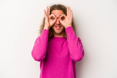 Beyaz arka planda izole edilmiş genç beyaz bir adam gözlerinde sorun olmadığını gösteriyor.