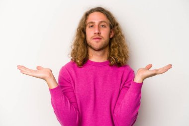 Beyaz arka planda izole genç beyaz adam kollarıyla ölçek yapar, mutlu ve kendinden emin hisseder..