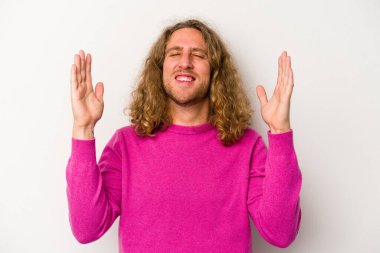 Beyaz arka planda izole edilmiş beyaz bir adam neşeli bir şekilde gülüyor. Mutluluk kavramı.