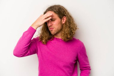 Beyaz arka planda izole olmuş genç beyaz bir adam başı ağrıyor, yüzüne dokunuyor..