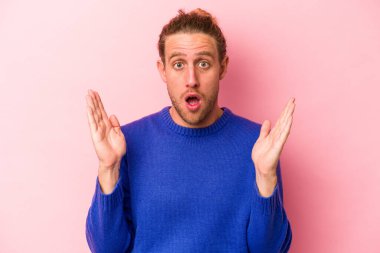 Pembe arka planda soyutlanmış genç beyaz bir adamın bir fikri var, ilham verici bir kavram..