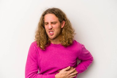 Beyaz arka planda karaciğer ağrısı çeken, karnı ağrıyan genç beyaz bir adam..