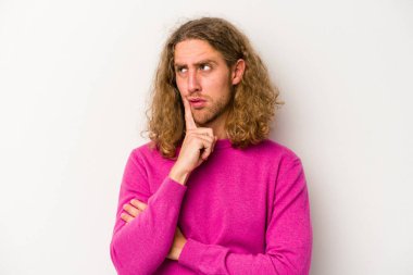 Beyaz arka planda izole edilmiş genç beyaz bir adam bir strateji planlıyor, bir iş yolu düşünüyor..