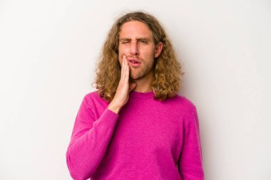 Beyaz arka planda izole genç beyaz adam güçlü bir diş ağrısı, azıdişi ağrısı var..