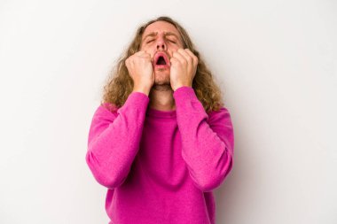 Beyaz arka planda izole edilmiş beyaz bir adam ağlıyor, bir şeyden memnun değil, acı ve kafa karışıklığı konsepti..