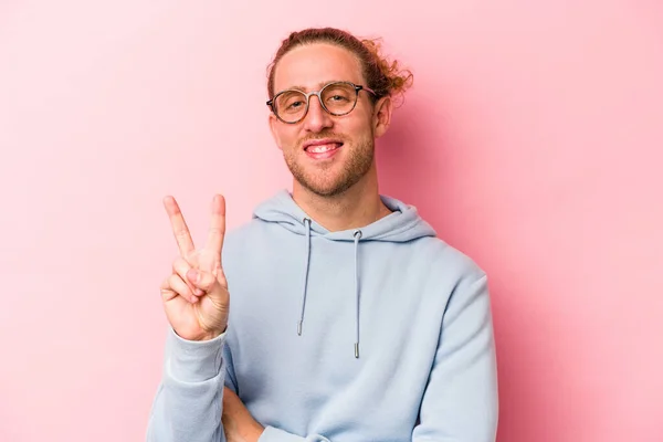 Joven Hombre Caucásico Aislado Sobre Fondo Rosa Mostrando Número Dos —  Fotos de Stock