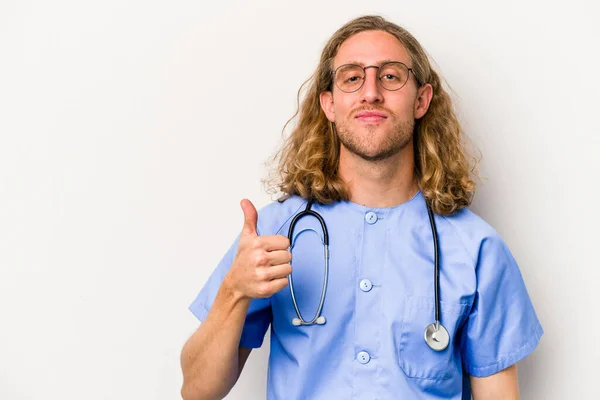 Jonge Verpleegster Kaukasische Man Geïsoleerd Blauwe Achtergrond Glimlachen Het Verhogen — Stockfoto