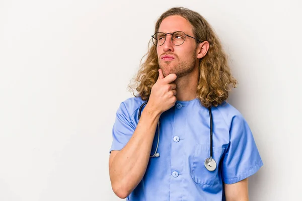 Jonge Verpleegster Blanke Man Geïsoleerd Blauwe Achtergrond Kijken Zijwaarts Met — Stockfoto