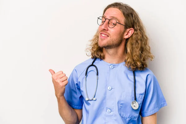 Jonge Verpleegster Blanke Man Geïsoleerd Blauwe Achtergrond Punten Met Duim — Stockfoto