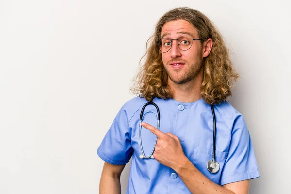 Young Nurse Caucasian Man Isolated Blue Background Smiling Pointing Aside — Stock Photo, Image