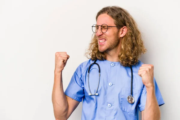 Jonge Verpleegster Kaukasische Man Geïsoleerd Blauwe Achtergrond Verhogen Vuist Een — Stockfoto