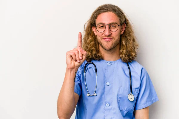 Jonge Verpleegster Blanke Man Geïsoleerd Blauwe Achtergrond Tonen Nummer Een — Stockfoto