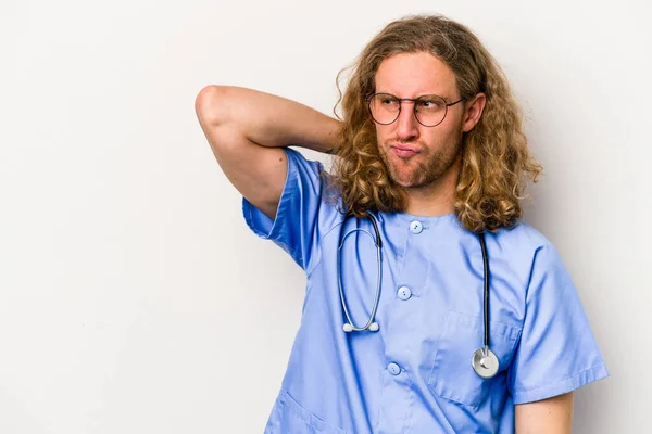 Jonge Verpleegster Blanke Man Geïsoleerd Blauwe Achtergrond Aanraken Achterkant Van — Stockfoto