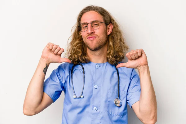 Young Nurse Caucasian Man Isolated Blue Background Feels Proud Self — Stock Photo, Image