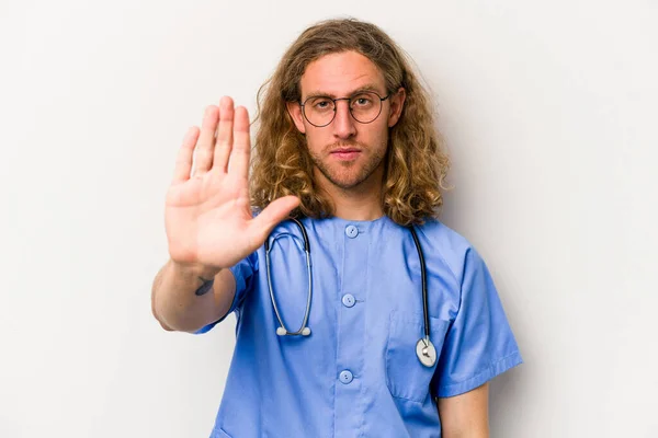 Jonge Verpleegster Blanke Man Geïsoleerd Blauwe Achtergrond Staan Met Uitgestrekte — Stockfoto