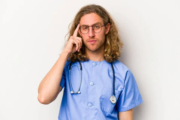 Jonge Verpleegster Kaukasische Man Geïsoleerd Blauwe Achtergrond Wijzende Tempel Met — Stockfoto