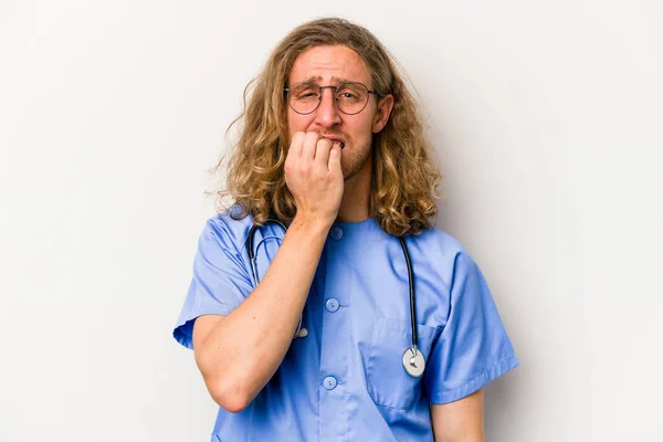 Jonge Verpleegster Blanke Man Geïsoleerd Blauwe Achtergrond Bijten Nagels Nerveus — Stockfoto