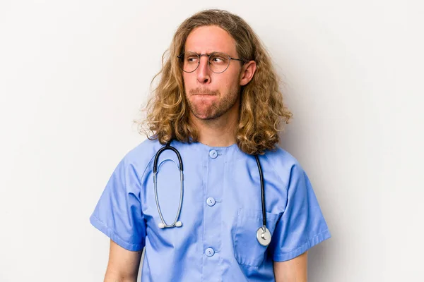 Jonge Verpleegster Blanke Man Geïsoleerd Blauwe Achtergrond Verward Voelt Zich — Stockfoto