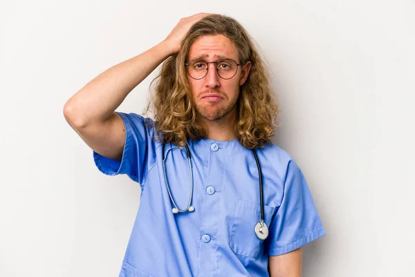 Jonge Verpleegster Kaukasische Man Geïsoleerd Blauwe Achtergrond Wordt Geschokt Heeft — Stockfoto