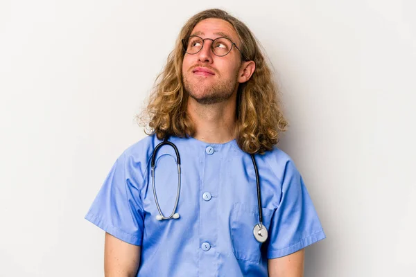 Young Nurse Caucasian Man Isolated Blue Background Dreaming Achieving Goals — Stock Photo, Image