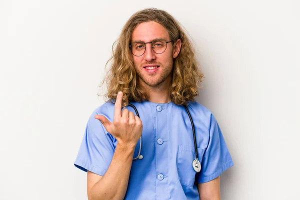 Jonge Verpleegster Blanke Man Geïsoleerd Blauwe Achtergrond Wijzend Met Vinger — Stockfoto