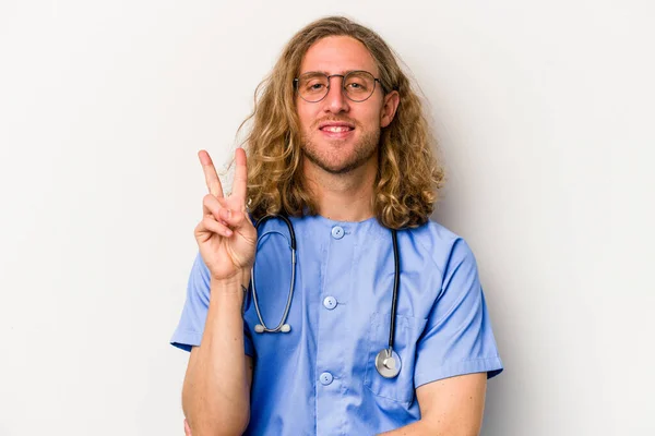 Jonge Verpleegster Blanke Man Geïsoleerd Blauwe Achtergrond Tonen Nummer Twee — Stockfoto